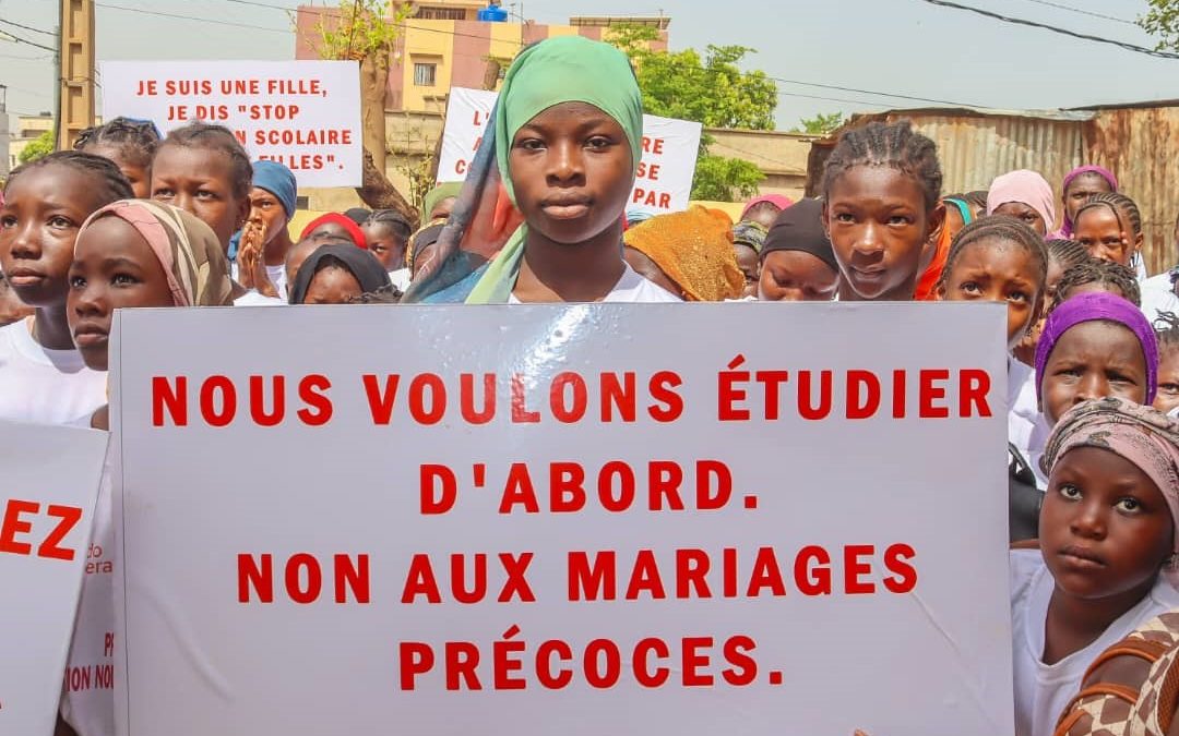Organisation d’une marche de sensibilisation par les 150 filles à risque.
