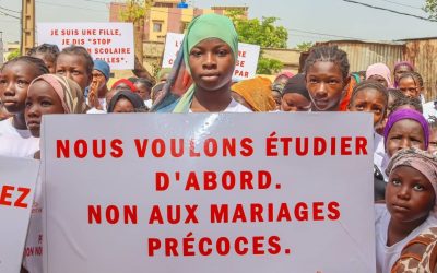 Organisation d’une marche de sensibilisation par les 150 filles à risque.